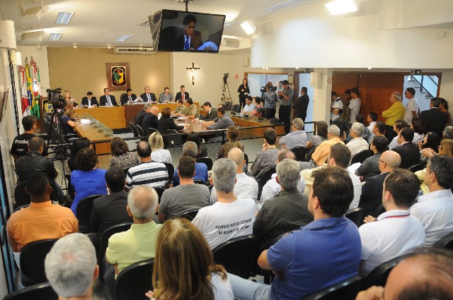 Além de cinco deputados, participaram da reunião mais de cem pessoas, entre cidadãos, representantes de órgãos e entidades envolvidos com a segurança pública