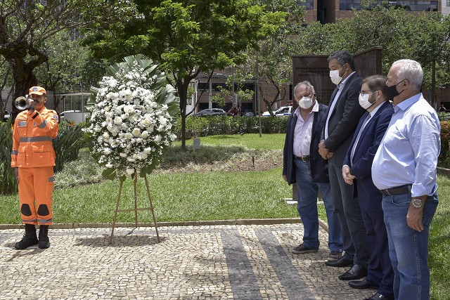 Deputados colocaram rosas brancas junto ao Memorial em homenagem às vítimas, e o toque de silêncio foi executado por um bombeiro militar