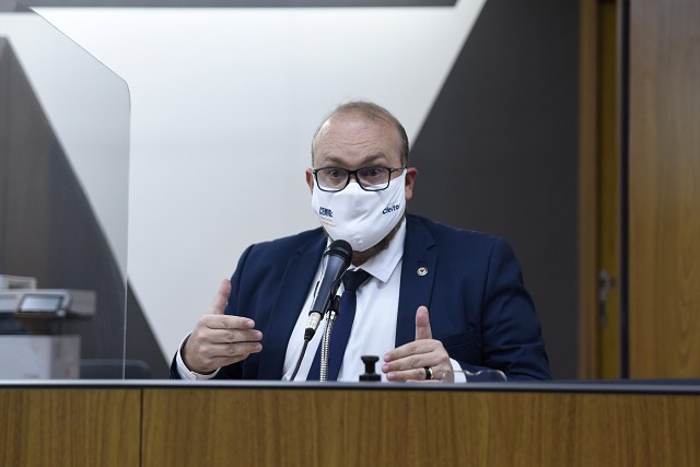 O deputado Professor Cleiton questionou o depoente sobre situação de gerente de Compras da Cemig