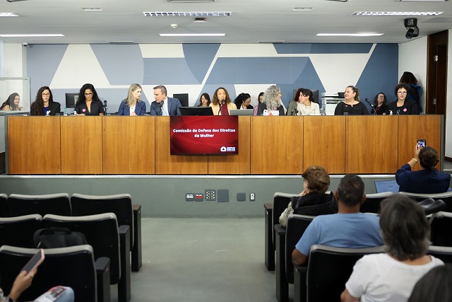 Comissão de Defesa dos Direitos da Mulher - debate sobre o papel das mulheres na proteção de animais no Estado