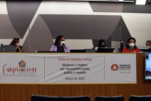 Ana Paula Siqueira falou sobre a importância de mulheres negras ocuparem espaços de poder e ressaltou que a legislatura atual é a primeira na ALMG com deputadas negras