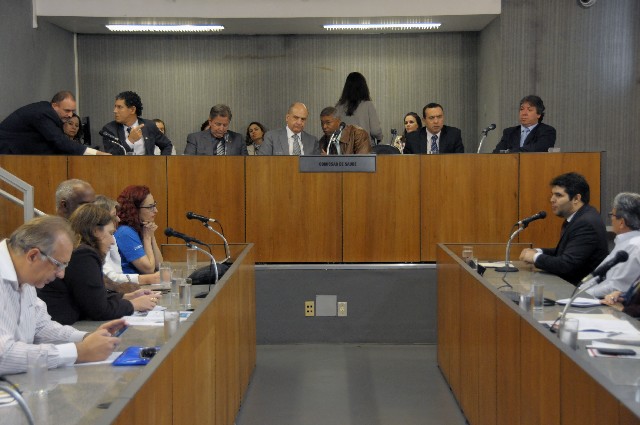 A audiência teve como objetivo debater o desabastecimento nos postos de saúde de alguns remédios básicos e de outros para doenças raras