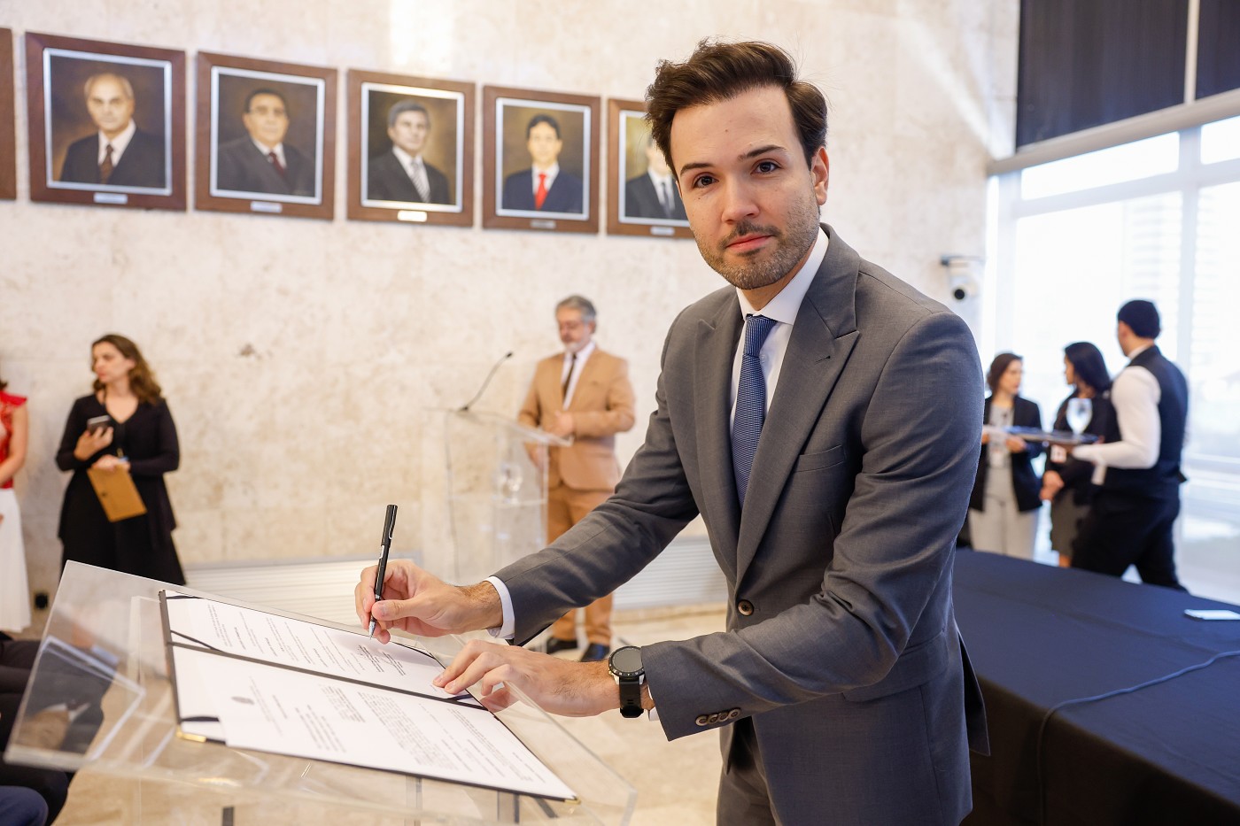 Assinatura de Termo Aditivo da parceria entre ALMG e TRE-MG sobre a importância da democracia e enfrentamento à desinformação e lançamento da exposição "De Quem é o Poder? Voto, Cidadania e Democracia no Brasil"