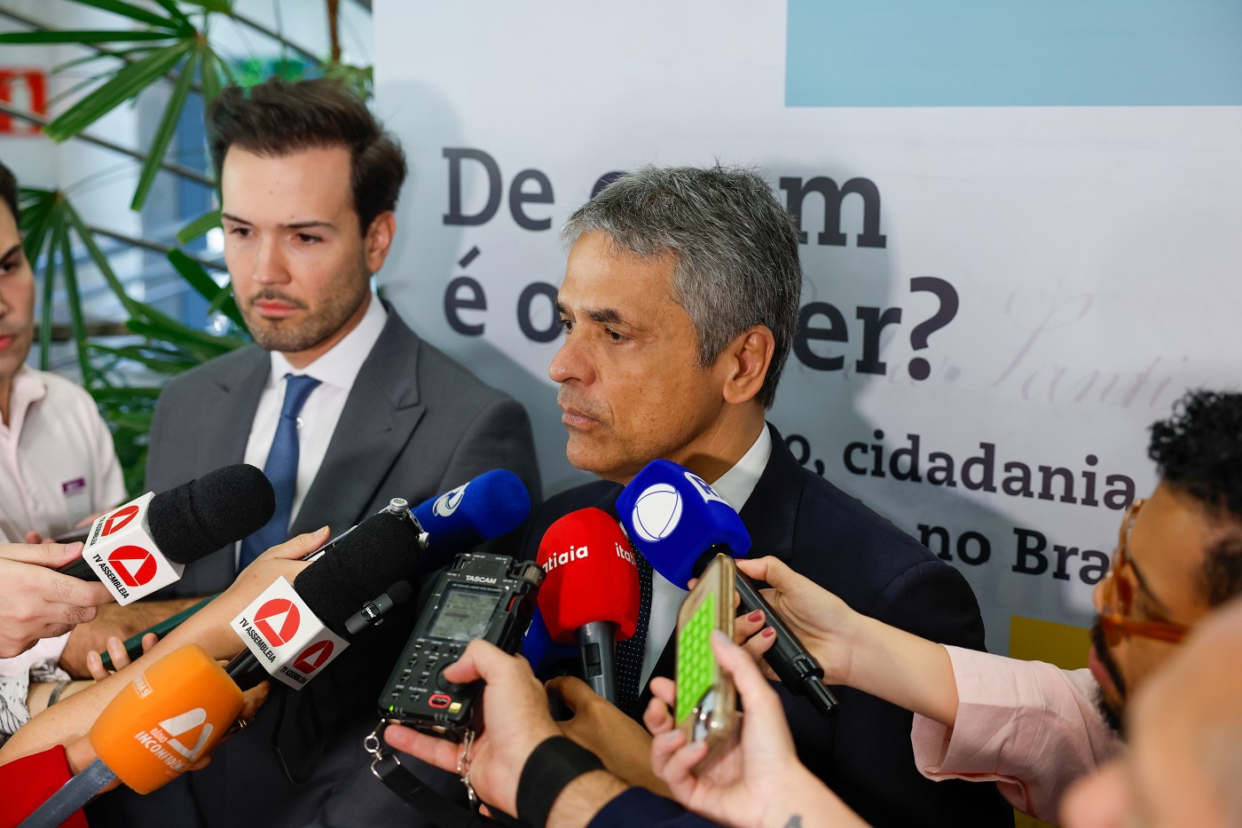 Assinatura de Termo Aditivo da parceria entre ALMG e TRE-MG sobre a importância da democracia e enfrentamento à desinformação e lançamento da exposição