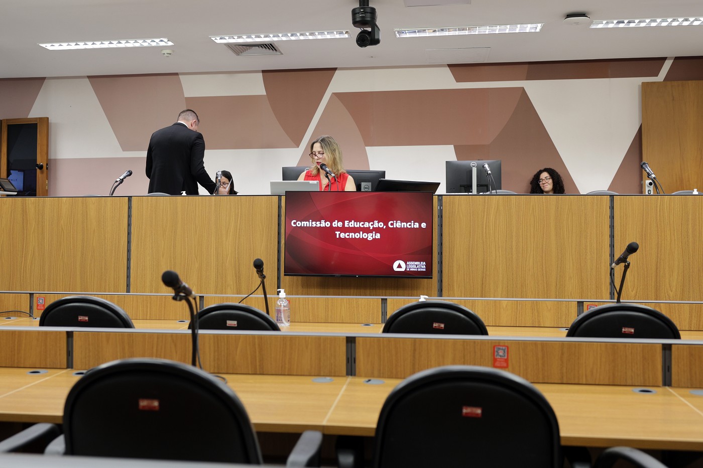 Comissão de Educação, Ciência e Tecnologia - debate sobre contratos da Secretaria de Educação