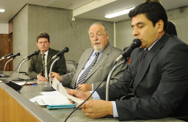 Doutor Wilson Batista (à dir.) é o presidente da Comissão Especial; Carlos Mosconi (ao centro), vice