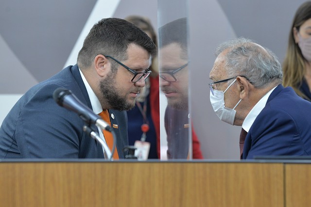 Guilherme da Cunha (à esquerda) criticou o parecer quanto à falta de cálculo sobre o impacto das mudanças nas contas