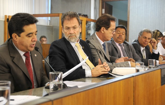 Sargento Rodrigues (à esq.) apresentou requerimentos relativos a audiência realizada em Teófilo Otoni