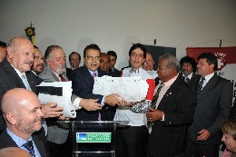 Entrega de assinaturas do Assine + Saúde em Brasília