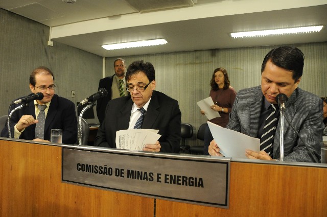 Carlos Henrique (à dir.) opinou pela aprovação do PL na forma do substitutivo n° 1, da CCJ