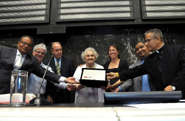 A placa comemorativa foi entregue à viúva do militar, Márcia de Souza Almeida.