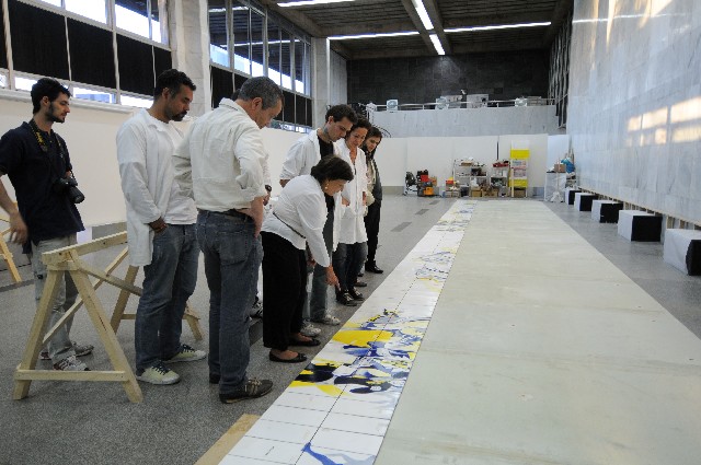 A artista plástica Yara Tupynambá acompanha a etapa final do trabalho de transposição do mural