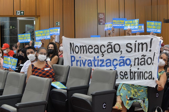 Durante a reunião, profissionais da educação protestaram contra a terceirização do ensino em Betim.