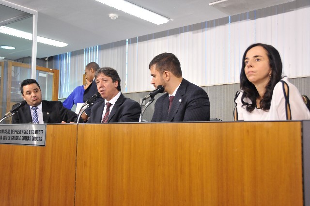 Parlamentares estão preocupados com famílias de dependetes químicos