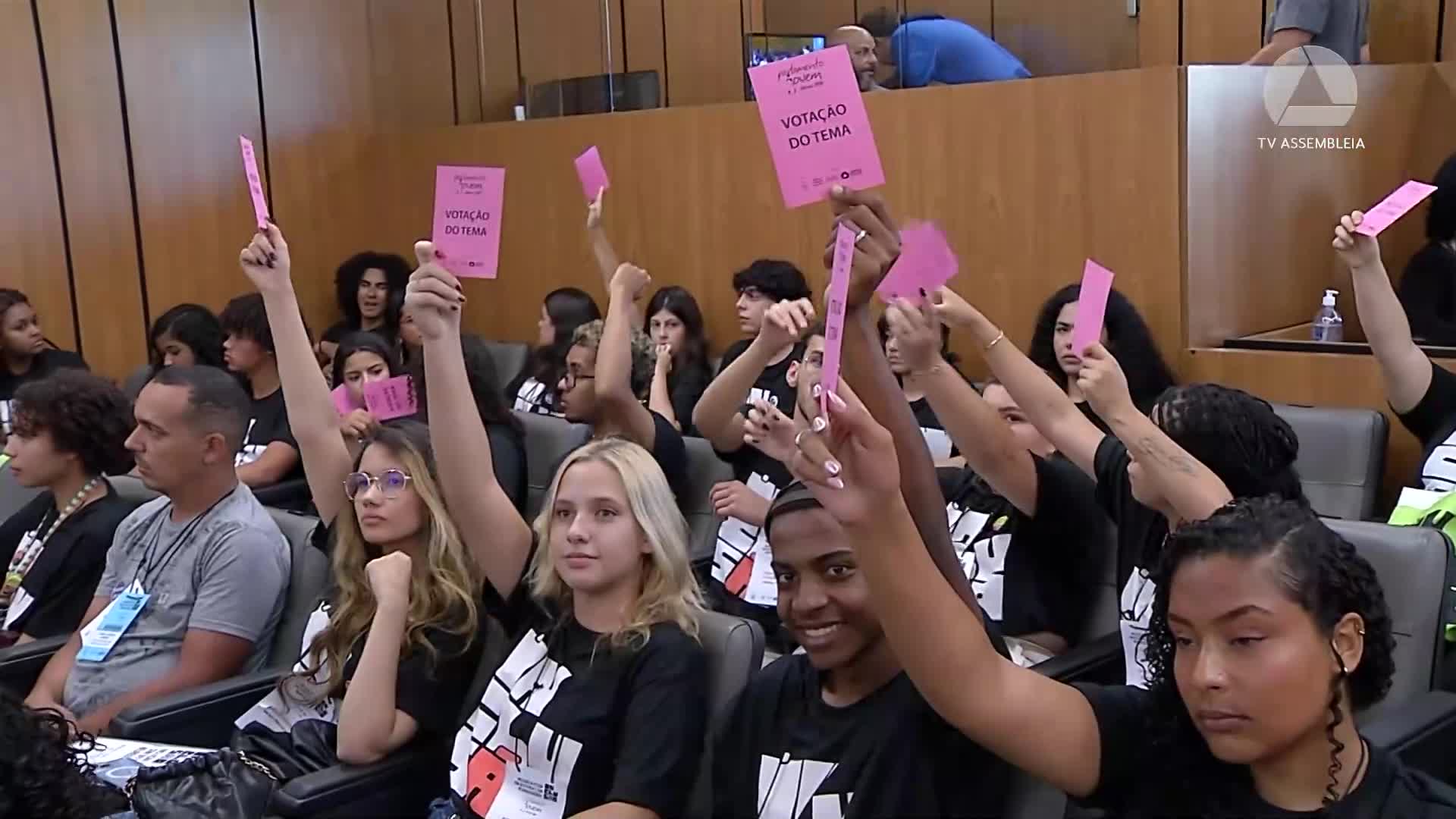 Parlamento Jovem vai discutir direitos das mulheres em 2027