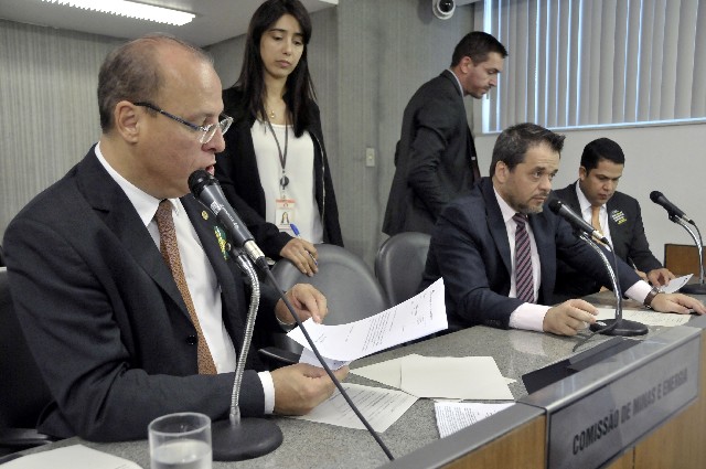 O requerimento é de autoria do presidente da comissão, deputado Gil Pereira (centro)