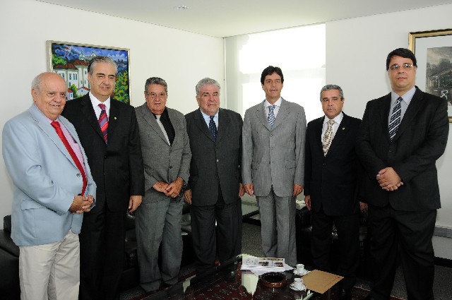 Representantes da recém-empossada diretoria da Amagis, em reunião com o presidente Dinis Pinheiro