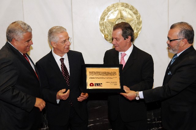 Deputados (nas pontas) entregaram aos presidentes dos Conselhos Administrativo e de Acionistas da empresa uma placa comemorativa