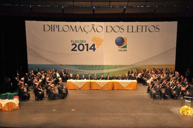 A diplomação dos eleitos é prevista na legislação eleitoral e o diploma é a condição para a posse no próximo ano