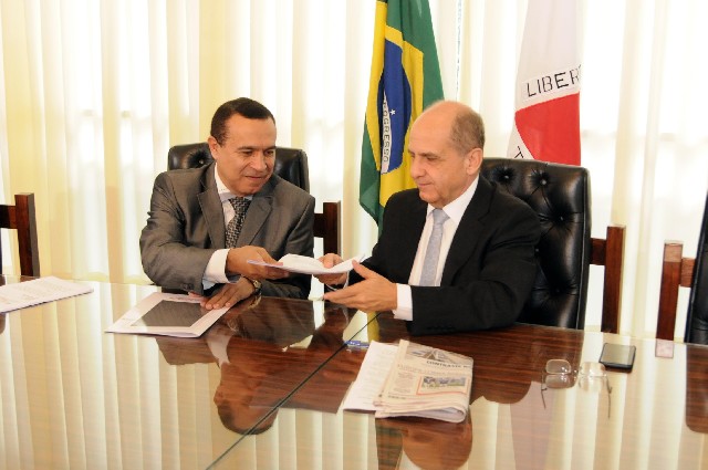 O promotor Gilmar de Assis entregou o relatório ao presidente da Comissão de Saúde, deputado Arlen Santiago