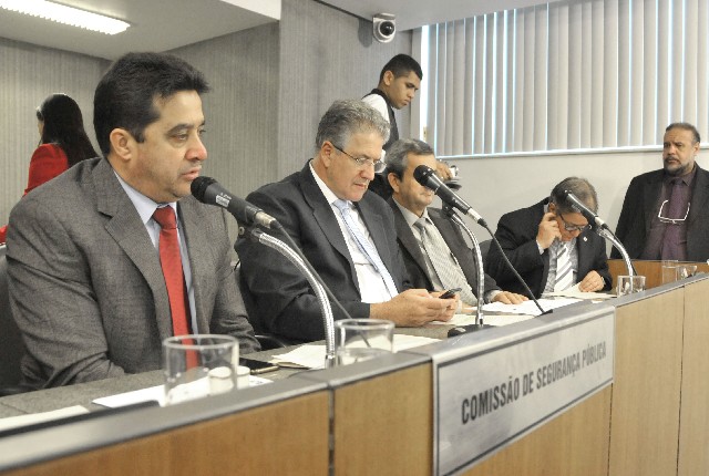 Sargento Rodrigues (à esquerda) teve aprovados requerimentos sobre o tema da audiência