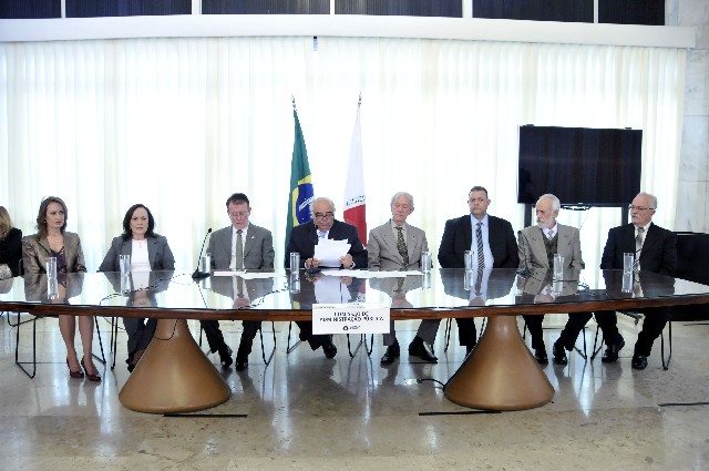 Deputados da Comissão de Administração Pública entregaram votos de congratulações a familiares do ex-deputado estadual Euclides Pereira Cintra