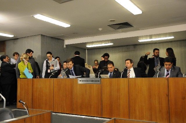 O deputado Tadeu Martins Leite faz a leitura do relatório ao PL 1.024/15