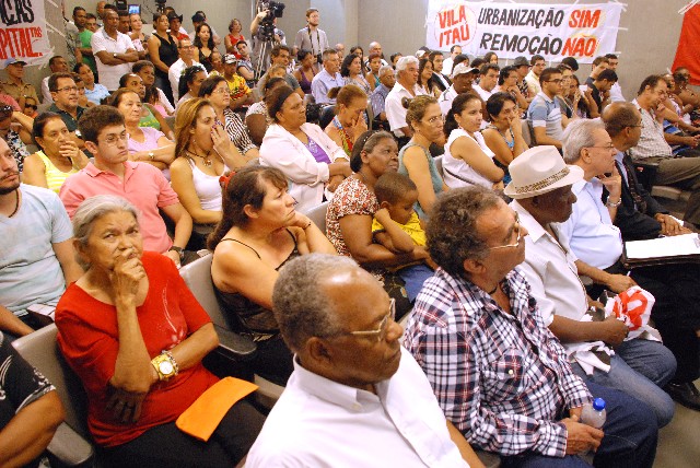Moradores e lideranças comunitárias lotaram o Auditório da ALMG durante a audiência pública