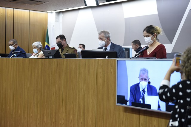 Os participantes da audiência reivindicaram negociação com a PMMG e diretor propôs reunião com representantes dos professores, para avaliar a situação