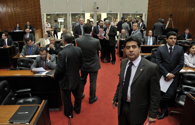 Em 2012, foram aprovados projetos relacionados ao mandato parlamentar.