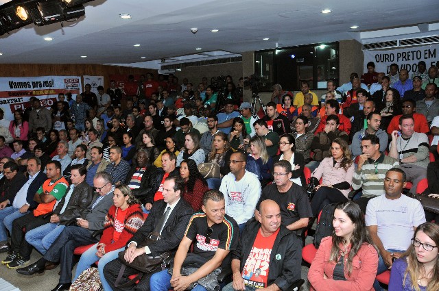 A reunião da Comissão do Trabalho foi realizada no Teatro, que ficou lotado