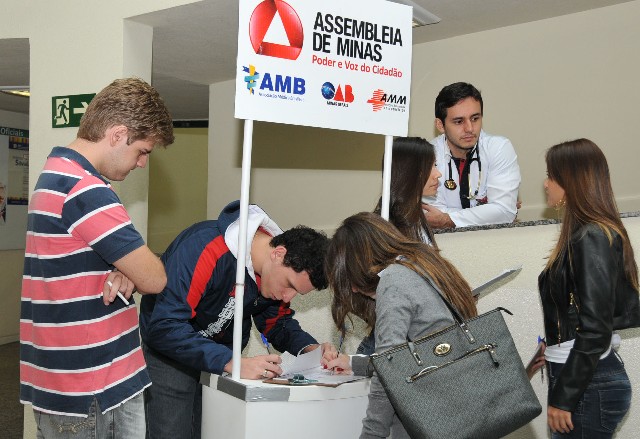 Coleta de assinaturas em Pouso Alegre. Em Minas Gerais, desde o ano passado, a campanha já recolheu perto de 600 mil assinaturas