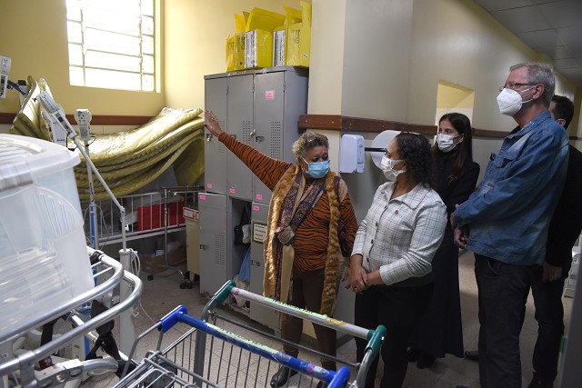 No Hospital Júlia Kubitschek, parlamentares constataram falta de médicos, que impediria a abertura de novos leitos