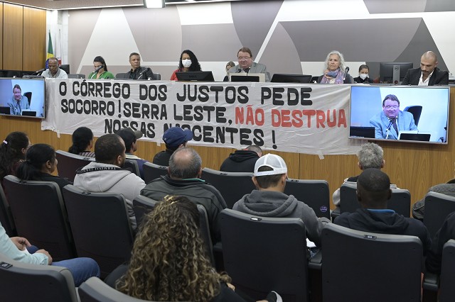 Celinho Sintrocel, que comandou o debate, pontuou que a atividade minerária tem comprometido a vida da comunidade