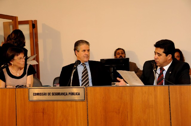 Sargento Rodrigues (à direita) esclarece que o patrulhamento ostensivo é de responsabilidade da Polícia Militar