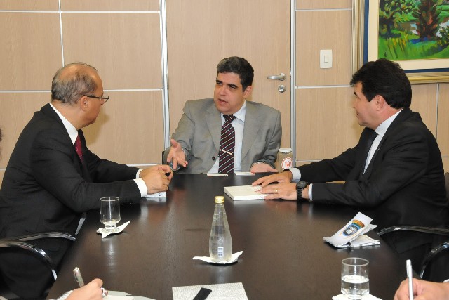 De acordo com o diretor da Codemig, Marco Castello Branco (centro), as áreas prioritárias de investimento da empresa serão mineração e energia térmica