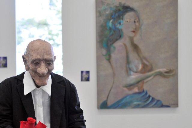 A mostra contém oito esculturas de seres humanos e telas feitas com pintura sobre tecido