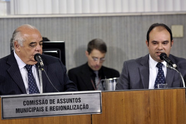 Marco Migliorini (à direita) detalhou o trabalho a ser executado no Aeroporto Regional do Vale do Aço