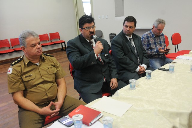 Maurício Vieira (à esquerda) informou que 90 militares serão preparados para a região