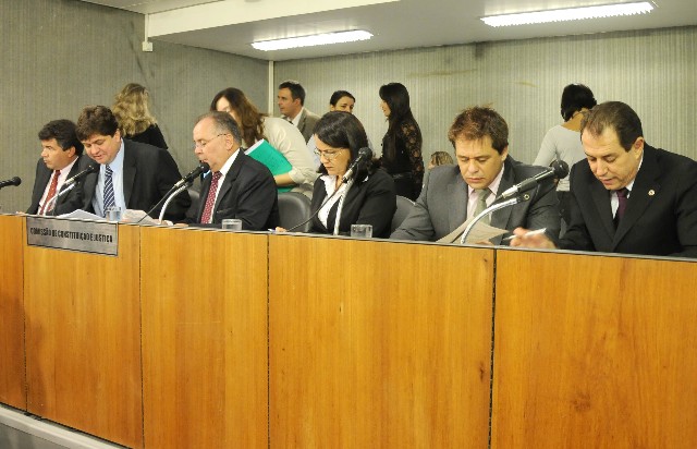 O relator, deputado Luiz Henrique (à direita), opinou pela constitucionalidade do projeto
