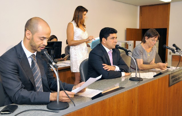 Marques Abreu (à esq.) foi o relator do projeto e opinou por sua aprovação