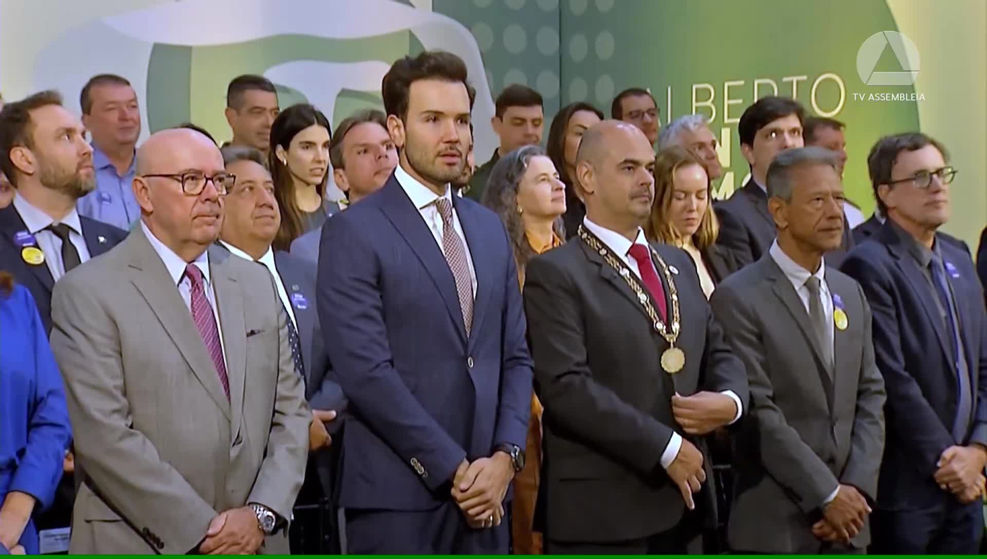 Autoridades recebem a Medalha Santos Dumont