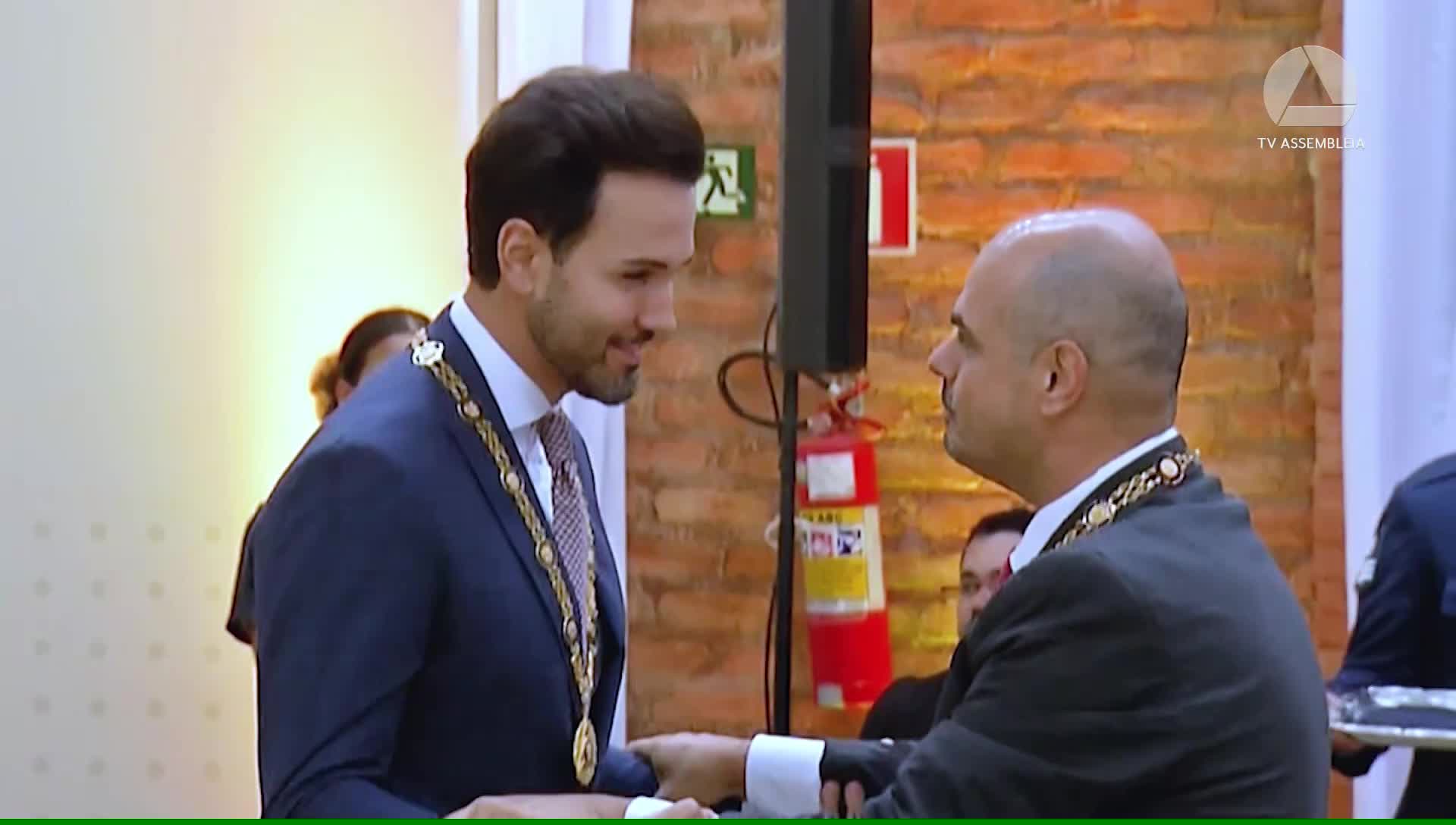 Autoridades recebem a Medalha Santos Dumont