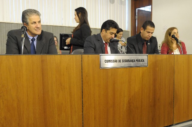O requerimento é de autoria dos deputados Sargento Rodrigues, João Leite, Cabo Júlio e Celise Laviola