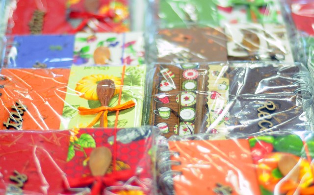 Grupo Solidário produz cadernos de receita a partir do reaproveitamento de picote de papel moeda doado pelo Banco Central