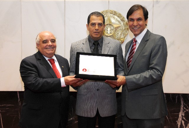 Deputados fizeram a entrega de placa alusiva à homenagem ao diretor do colégio, Carlos Alberto Cotta