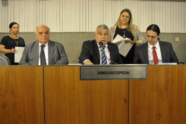 Os deputados Ivair Nogueira (centro) e Elismar Prado (à direita) foram eleitos presidente e vice-presidente, respectivamente
