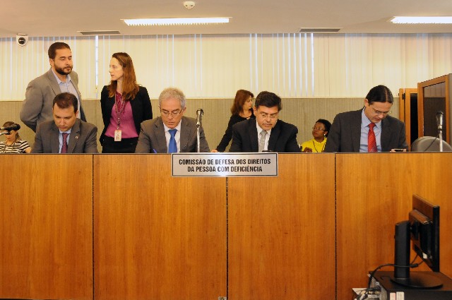 Parlamentares falaram que é inaceitável que essas pessoas continuem sendo marginalizadas da convivência social