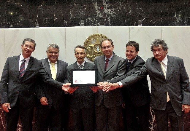 José Agostinho Oliveira (ao centro), presidente da instituição, recebeu uma placa alusiva à homenagem
