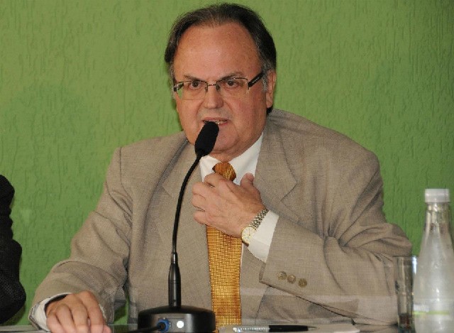Ronaldo Vasconcelos entregou a Sávio Souza Cruz relatório sobre a produção e as vendas em litros de Caxambu